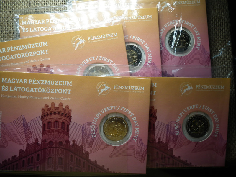 PÉNZMÚZEUM - 100 FORINT 2022 BP - BLISZTERBEN - SORSZÁMKÖVETŐ ELSŐ NAPI VERETEK 5 db !