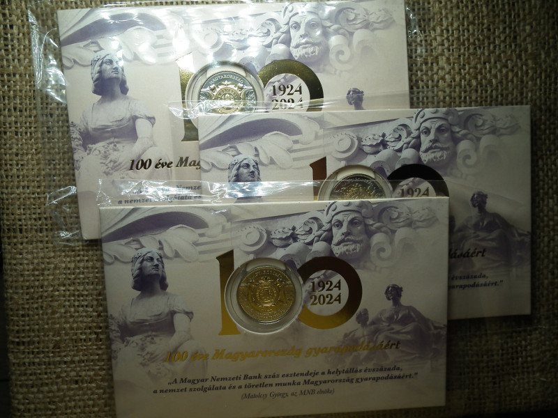 100 éves a Magyar Nemzeti Bank MNB 100 forint 2024 - első napi veret - 3 db sorszámkövető 