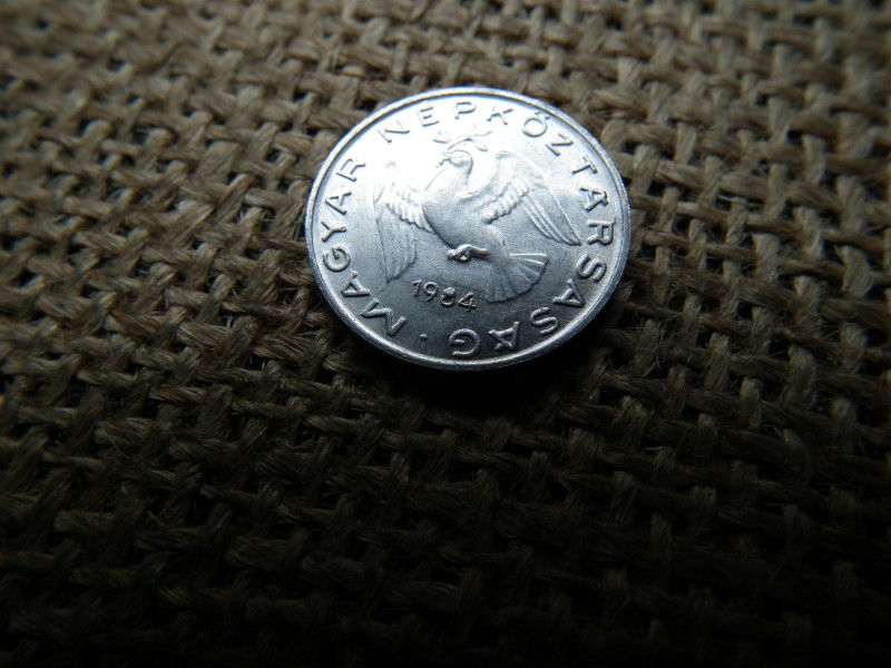 10 fillér 1984 , verdehibás , kicsorbult verőtő , évszám ! Hibás