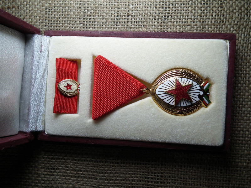Munka Érdemrend arany fokozata szalagsávval , dobozban