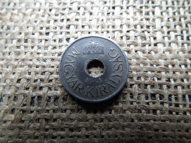 20 fillér 1941 , verdehibás , félrelyukasztott 