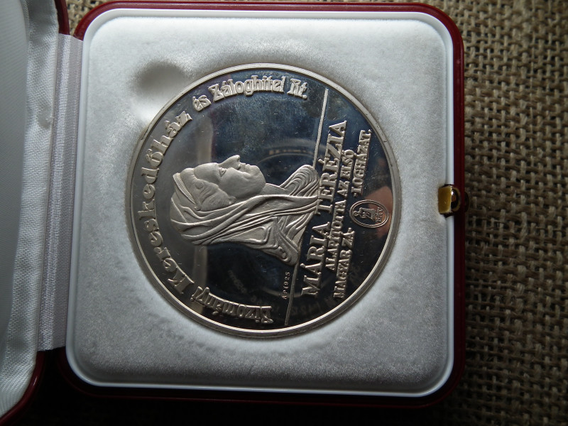 Mária Terézia Alapította Az Első Magyar Zálogházat ezüst emlékérem , 925/1000 73,61g ! PP , emlékül 2004 , díszdobozban 