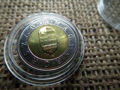 100 forint 2019 , verdehibás  , dudorok a MAGYARORSZÁG résznél  100 forint 2019 , verdehibás  , dudorok a MAGYARORSZÁG résznél