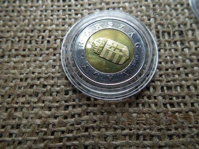 100 forint 2019 , verdehibás  , dudorok a MAGYARORSZÁG résznél  100 forint 2019 , verdehibás  , dudorok a MAGYARORSZÁG résznél