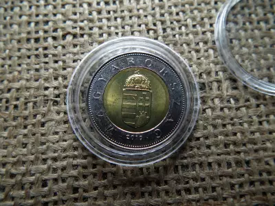 100 forint 2019 , verdehibás  , dudorok a MAGYARORSZÁG résznél 