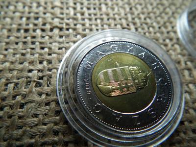 100 forint 2019 , verdehibás  , dudorok a MAGYARORSZÁG résznél  100 forint 2019 , verdehibás  , dudorok a MAGYARORSZÁG résznél