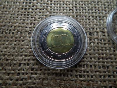 100 forint 2019 , verdehibás  , dudorok a MAGYARORSZÁG résznél  100 forint 2019 , verdehibás  , dudorok a MAGYARORSZÁG résznél