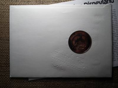 Amerika Egyesült Államok , Maldív-szigetek , érem és bélyeges boríték ! 1985 ! 30 éves Disneyland 1955 - 1985 , Kacsa és egér  Amerika Egyesült Államok , Maldív-szigetek , érem és bélyeges boríték ! 1985 ! 30 éves Disneyland 1955 - 1985 , Kacsa és egér