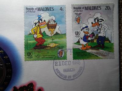 Amerika Egyesült Államok , Maldív-szigetek , érem és bélyeges boríték ! 1985 ! 30 éves Disneyland 1955 - 1985 , Kacsa és egér  Amerika Egyesült Államok , Maldív-szigetek , érem és bélyeges boríték ! 1985 ! 30 éves Disneyland 1955 - 1985 , Kacsa és egér