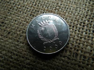 Málta 1 líra 2000 , font  Verdefényes 