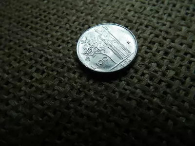 Olaszország 100 líra 1992 , lire , verdehibás , idegen anyag benyomódás ! Hibás