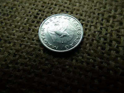 10 fillér 1984 , , verdehibás , kicsorbult verőtő , évszám ! Hibás