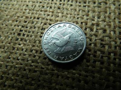 10 fillér 1984 , , verdehibás , kicsorbult verőtő , évszám ! Hibás 10 fillér 1984 , , verdehibás , kicsorbult verőtő , évszám ! Hibás