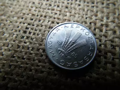 20 fillér 1985 , , verdehibás , kicsorbult verőtő , évszám ! Hibás