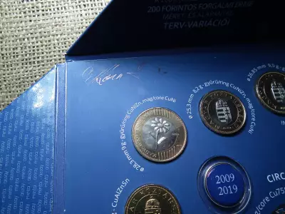 2019 MINTA szett - 200 Forint - A tervektől a megvalósulásig ! 2009 ! Virágos 200 forint ! RR ! A tervező Kósa István aláírásával ! 