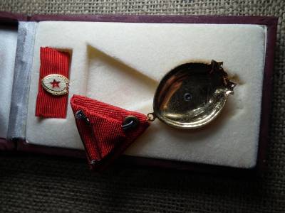 Munka Érdemrend arany fokozata szalagsávval , dobozban