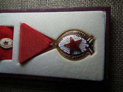 Munka Érdemrend arany fokozata szalagsávval , dobozban