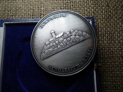 Gymnasium Hungaricum Kastl , Fides Amicita érem ! Dobozában 