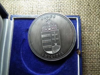 Gymnasium Hungaricum Kastl , Fides Amicita érem ! Dobozában 