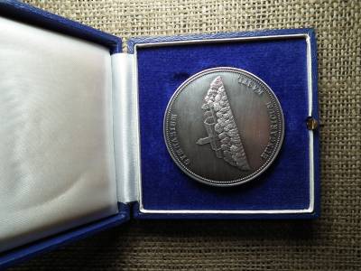 Gymnasium Hungaricum Kastl , Fides Amicita érem ! Dobozában 