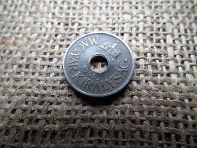 20 fillér 1941 , verdehibás , félrelyukasztott 