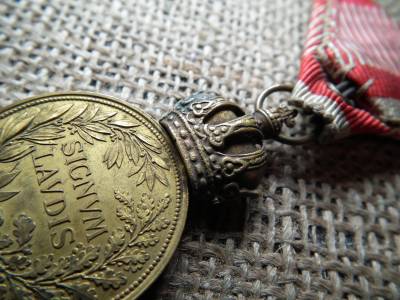 Ferenc József , Signum Laudis , eredeti kardos szalagon , bronz 