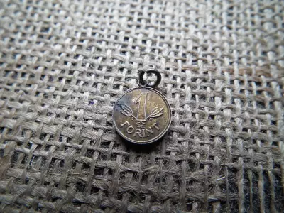 MINI 1 Forint Kádár címeres ,évszám nélkül , átmérő 13 mm , medál 
