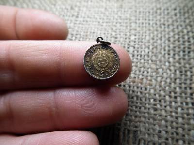 MINI 1 Forint Kádár címeres ,évszám nélkül , átmérő 13 mm , medál 