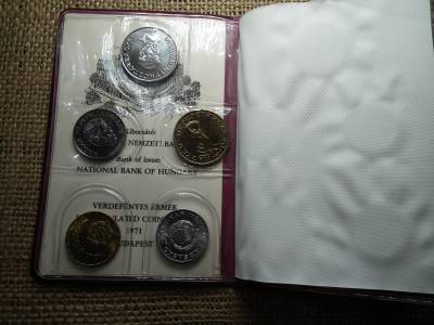 Műbőrtokos forgalmi sor 1988 ! Hibás ! A tok színe az 1987 sorhoz volt , a certi benne 1971 ! Eredetileg hibás csomagolás ! R ! 