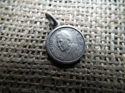Ezüst medál ! Sanctus Pius X , Ex Indumentis ! 800/1000 