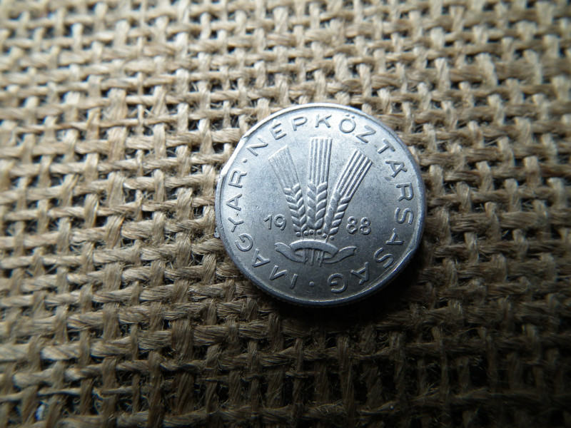 20 fillér 1988  , verdehibás , 2x kicsípett lapka 