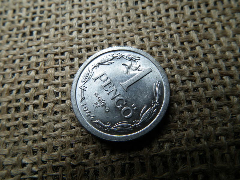 1 pengő 1944 , sarló kalapács beütéssel , ellen-jeggyel 