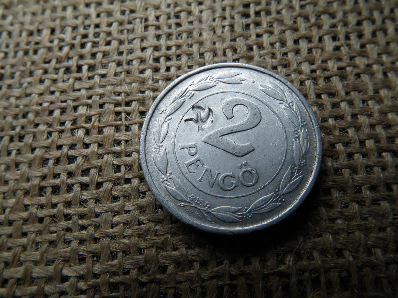 2 pengő 1942 , sarló kalapács beütéssel , ellen-jeggyel 