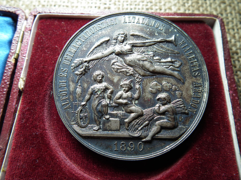 1890 Az érdem jeléül /  Alföldi és Délmagyarországi Általános Kiállítás Aradon , extra , ritka ezüst érem , eredeti doboz ! 