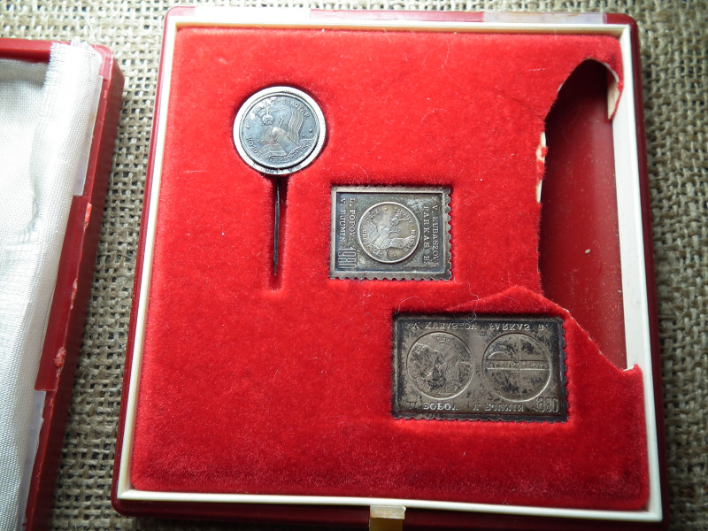 SZOVJET - MAGYAR ŰRREPÜLÉS PLAKETT és JELVÉNY 1980 EZÜST , Interkozmosz , doboz sérült ! Bélyegérem , kitűző 