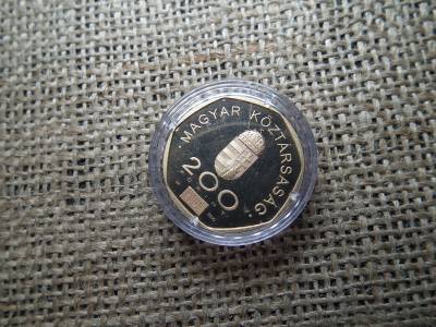 200 forint 2000 PP , gondolkodó 