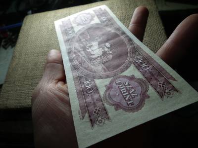 100 forint 1984 , ritkább , fordított hátlapi alapnyomat , extra 100 forint 1984 , ritkább , fordított hátlapi alapnyomat , extra